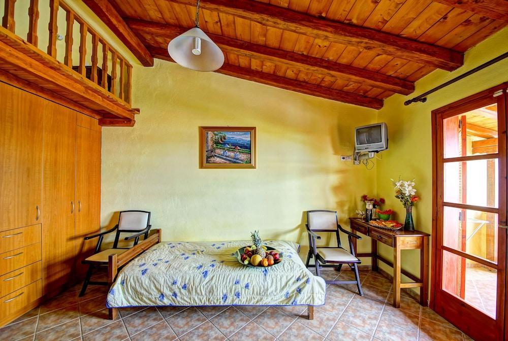 Blue Horizon Studios Skiathos Town Bagian luar foto